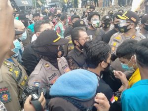Ketua DPRD Kepulauan Riau Turun Menjumpai Mahasiswa Yang Menolak Omnibus law