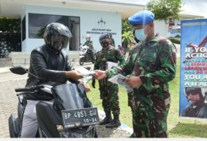 Prajurit Jajaran Pangkalan TNI Angkatan Udara Raja Haji Fisabilillah Membagikan Masker