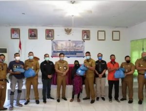 Bandara Internasional Raja Haji Fisabilillah Membagikan Sembako Untuk Masyarakat Di Pimpin Langsung Oleh EGM AP ll Bandara internasional RHF Bravian Bambang Yudhanto