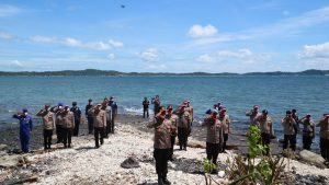 Dalam Rangka HUT RI Ke-76, Kapolres Bintan Lakukan Patroli Hingga Pulau Terluar Dan Mengibarkan Bendera Merah Putih