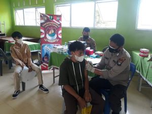 Polres Bintan laksanakan Gerai Vaksinasi Merdeka Lancang Kuning Dosis 2 Kepada Siswa-Siswi SMPN 3 Bintan