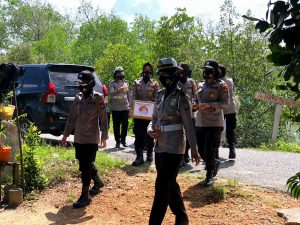 Door to Door Polwan Polres Bintan Bagikan Sembako Kepada Masyarakat