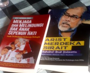 Menerima Dua Buku Arist Merdeka Sirait Kapolri dan Kabareskrim