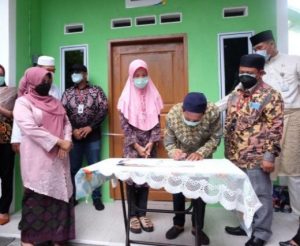 Melalui CSR, Angkasa Pura Serahkan Rumah Hasil Bedah Rumah