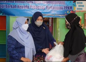 Walikota Tanjungpinang Rahma Bunda PAUD Berikan Bantuan Kepada Pedagang Yang Terdampak PPKM