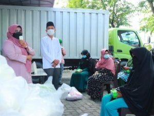 Walikota Tanjungpinang Rahma Bersama FKM dan PCNU Bagikan Sembako Untuk Mubaligh