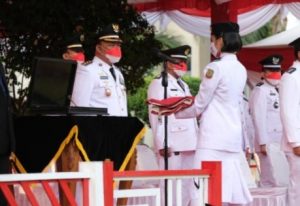 Endang Wakil Walikota Tanjungpinang Irup Saat Penurunan Bendera