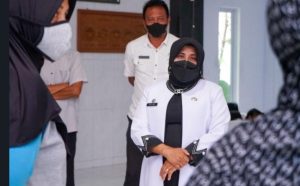 Walikota Tanjungpinang Rahma Serahkan Bantuan Sembako, Serta Ajak Masyarakat Perbanyak Bersyukur