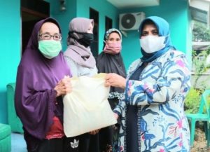 Walikota Tanjungpinang Rahma Kembali Serahkan Bantuan Sembako Kepada UMKM terdampak Covid-19