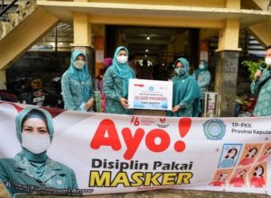 Sebar 10.000 Masker, Dewi Ansar Ketua PKK Kepri Ajak Masyarakat Lingga Disiplin Prokes