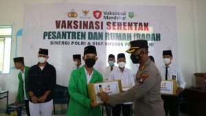 Bakti Sosial Kapolres Bintan Kepada Pengurus dan Santri Pesantren Mamba’us Sholihin Serta Masyarakat Sekitarnya