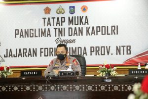 Kapolri Harap Target Pemerintah Segera Terwujud Saat Tinjau Vaksinasi Serentak 10 Titik di NTB