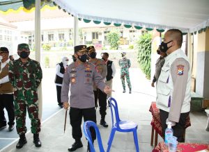 Tinjau Vaksinasi Serentak 114 Titik di Jatim, Kapolri Optimis Target 2 Juta Per Hari Tercapai