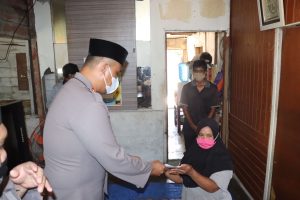 Kapolres Karimun AKBP Tony  Pantano Lakukan Bakti Sosial, Kepada Warga Karimun