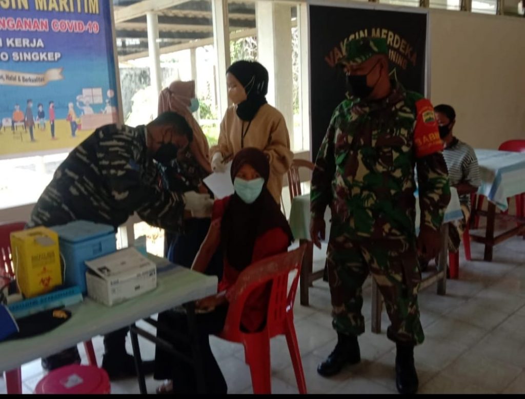 Puluhan Masyarakat Dabo Singkep menyerbu Gerai Vaksinasi Mobile Gurindam 12 Kodim 0315/Bintan