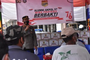 AKBP Fernando Serahkan Bansos Dari Alumni Akpol 1997 Wira Pratama