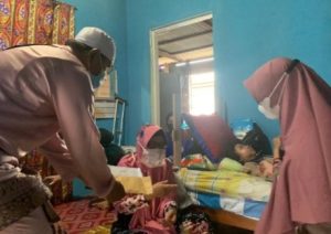 Rahma Walikota Tanjungpinang Serahkan Bantuan Baznas Kepada Warganya Yang Sakit