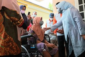 Semangat Untuk Sehat, Walikota Tanjungpinang Rahma Serahkan Bantuan Kursi Roda dan Modal Usaha