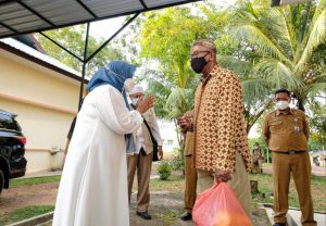 Kasih Berbagi Zakat ASN, Rahma Walikota Tanjungpinang Serahkan Alat Tangkap Nelayan