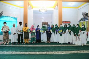 Rahma Walikota Tanjungpinang Serahkan 1 Set Kompang Kepada Majelis Taklim Masjid Al Kautsar