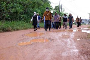 “Gerak Cepat” Walikota Tanjungpinang Rahma Tinjau Jalan Pemukiman Yang Rusak dan Berlumpur