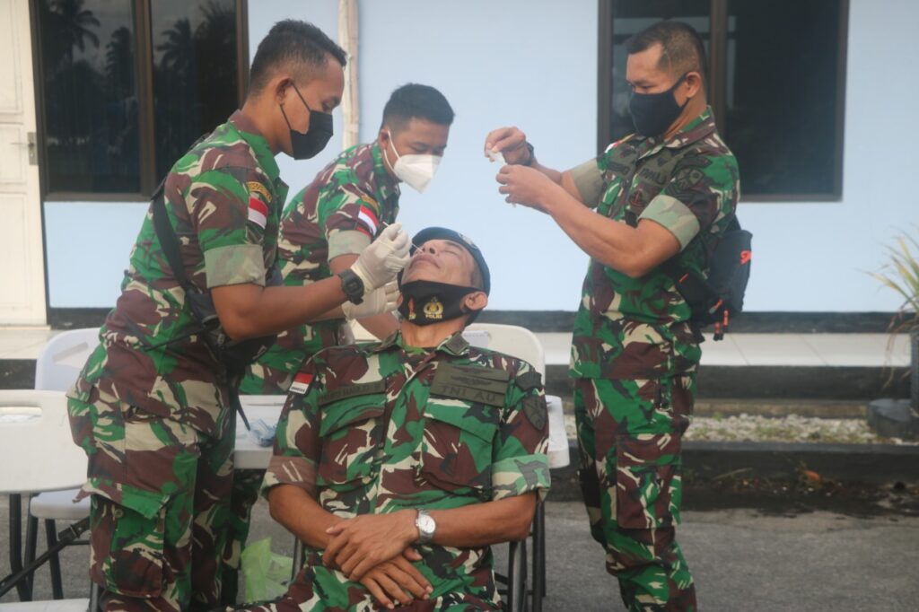 Waspadai Penyebaran Covid 19, Personel Lanud Raden Sadjad Natuna Lakukan Swab Antigen Massal