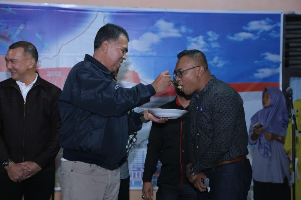 Rianto Sianipar Terima Tumpeng Potongan Pertama Dari Bupati Natuna