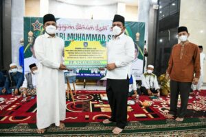 Gubernur Ansar Serahkan Bantuan Untuk Masjid Al Uswah Tanjungpinang Rp920 Juta “Selesaikan Interior Agar Jamaah Nyaman Beribadah” 