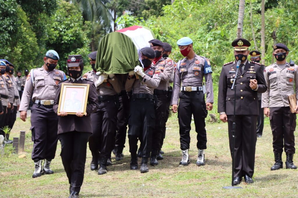 Polres Natuna Gelar Upacara Pemakaman Dinas Kepolisian Untuk Alm. Iptu Jasrul