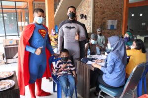 Masyarakat Senang!! Superhero Polres Karimun Bagikan BBM Gratis Untuk Yang di Vaksin