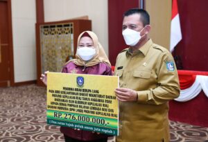 Gubernur Ansar Serahkan Bantuan Hibah Rumah Ibadah dan Organisasi Islam se Tanjungpinang