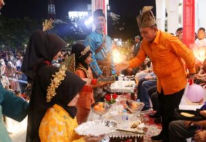 Masyarakat Tumpah Ruah Menyaksikan, Ansar Buka Festival Lampion Lantern Dream Parade.