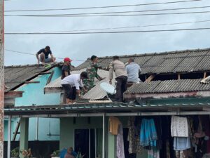 AIPDA Yoyok S Bhabinkamtibmas Polsek Bintan Utara Polres Bintan Bantu Rumah Warga Korban Bencana. 
