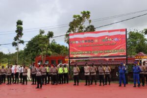 Penyematan Pita Operasi Kepada Personil, Polres Bintan Laksanakan Apel Gelar Pasukan Operasi Lilin Seligi Tahun 2022.