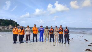 Terus Menghimbau Kepada Pengunjung Tempat Wisata Pantai, Petugas Pos Pelayanan Nataru Pantai Trikora Berikan Himbauan Keamanan Saat Berwisata Di Pantai.