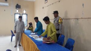 Ditugaskan Melakukan Penyaluran Bantuan Sosial Untuk Masyarakat, Bhabinkamtibmas Polres Bintan Lakukan Pengamanan Penyaluran BLT TA 2023 Disejumlah Tempat.