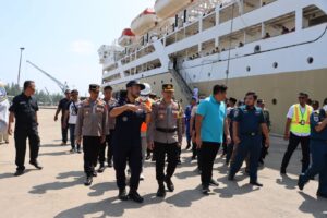 Melihat Langsung Situasi dan Kondisi, Kapolres Bintan Bersama Bupati Bintan Cek Arus Mudik di Pelabuhan Sri Bayintan Kijang.